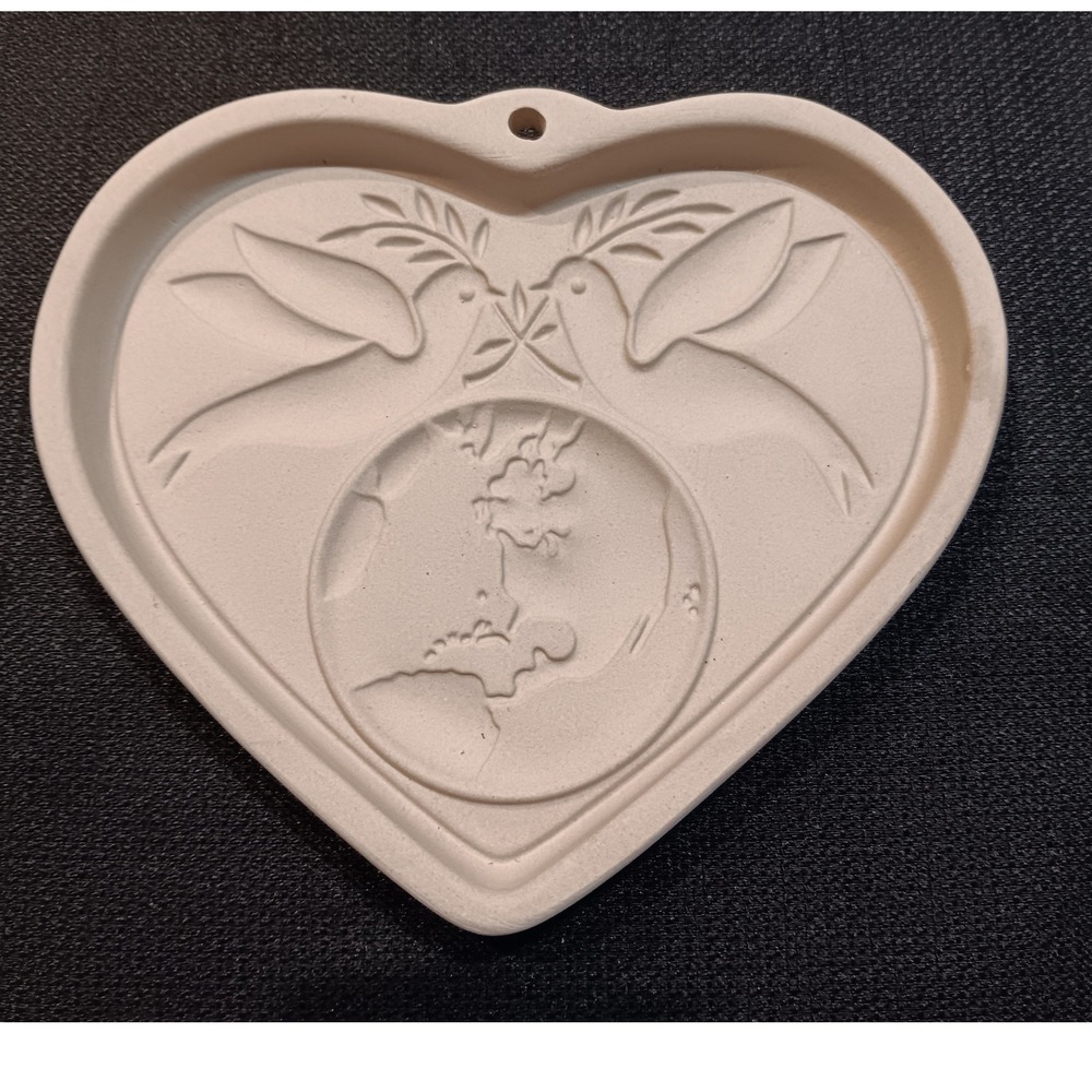 The Pampered Chef Peace On Earth Heart Stoneware Cookie Mold 2002 Made in USA 6"